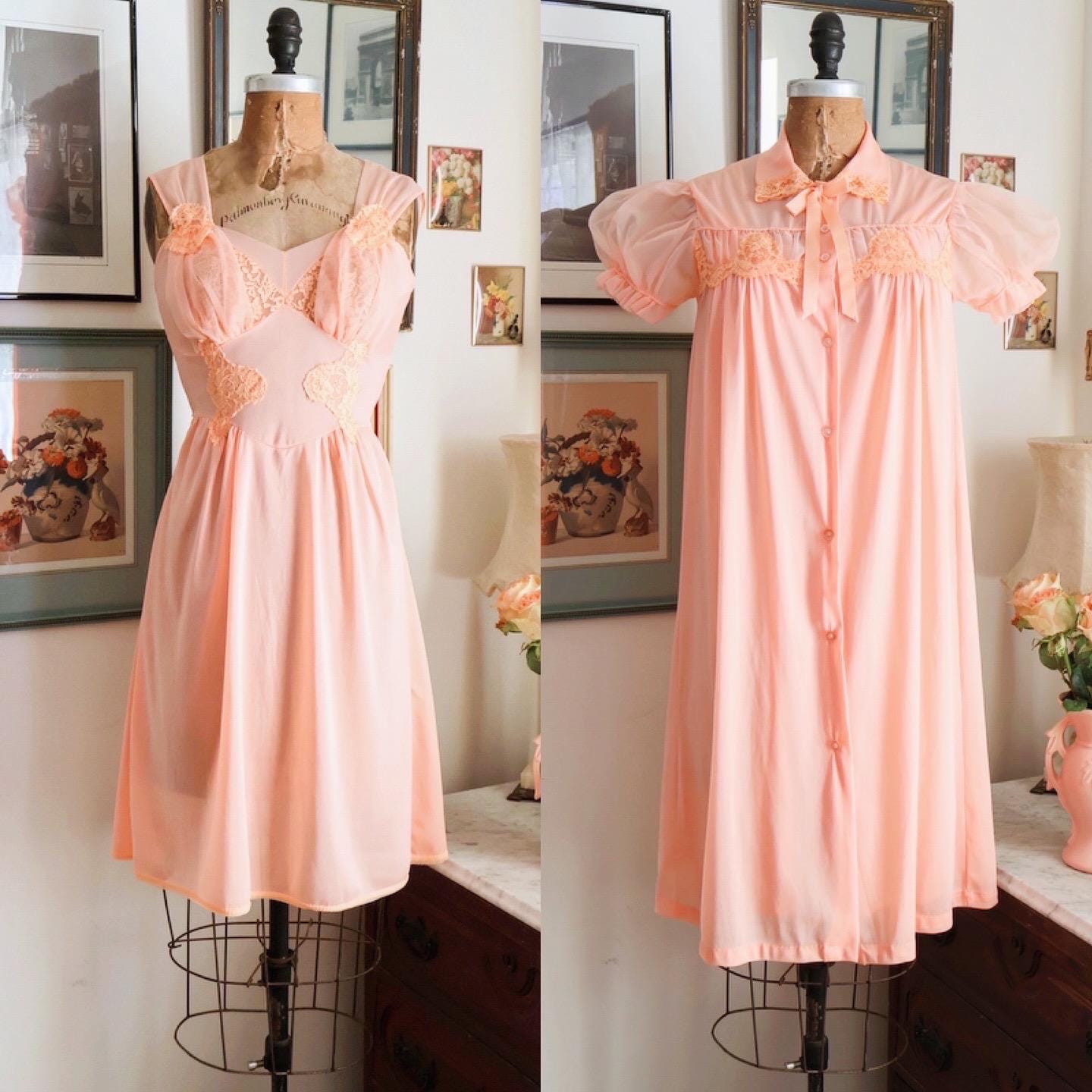 Vintage 1960s Peach Nightgown and Robe Peignoir Set / Early 60s Nylon and Lace Nightgown and Duster / Peach Melba Set