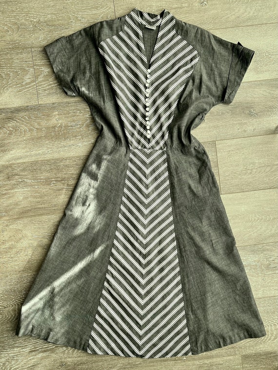 Vintage 1950s Grey & White Chevron Striped Dress … - image 9