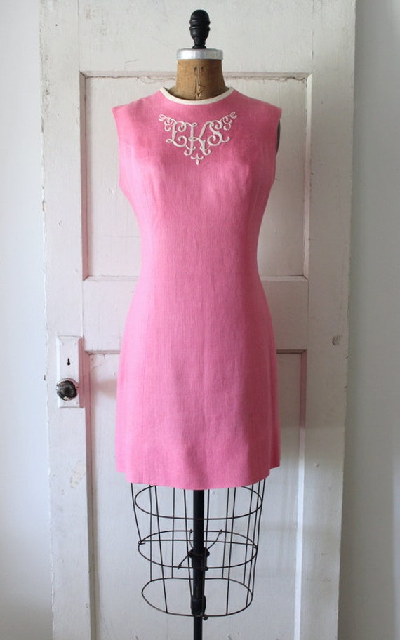Vintage 1960s Pink Linen Shift Dress with Monogra… - image 2