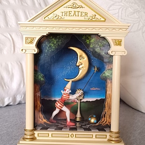 以下が含まれることがあります： 黒い持ち手と「But First, Coffee」の文字が黒い手書き風フォントで書かれた白いセラミックマグ。マグカップは白い表面に置かれています。