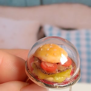 Anillo hamburguesa mini realista, Realistic mini hamburger ring.