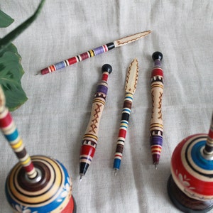Pisapapeles de madera para oficina, estilo étnico tradicional, hecho a mano, de BiH, Bosna, Bosnia y los Balcanes, y portaplumas, o elección de bolígrafo con letra abierta o no