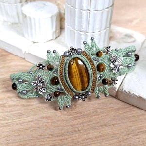 Pulsera de macramé con ojo de tigre y cuentas florales - Joyería bohemia chic con piedras protectoras - Regalo de cuento de hadas para mujer