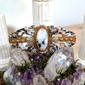 Pulsera de macramé con piedra lunar y hematita plateada | Brazalete ancho estilo boho chic | Joyería lunar encantadora hecha a mano
