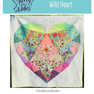 Puede incluir: Un patrón de acolchado llamado "Wild Heart" de Stacey in Stitches. El patrón es un patrón de piezas de plantilla y el tamaño terminado es de 152,4 cm por 152,4 cm. El acolchado presenta una gran forma de corazón en el centro, compuesta por cuadrados y triángulos de tela de colores. El corazón está rodeado por un fondo blanco con un patrón de remolino.