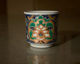 Vintage japanische Sake Tasse, Imari Kutani Ochoko, handgemalte Blumen und Golddetails