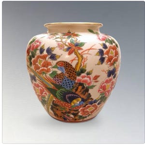 手描き陶器壺 花模様　九谷焼 ヴィンテージの九谷焼壺、花瓶：盛上げ手描き孔雀と梅の花模様 - Etsy 日本