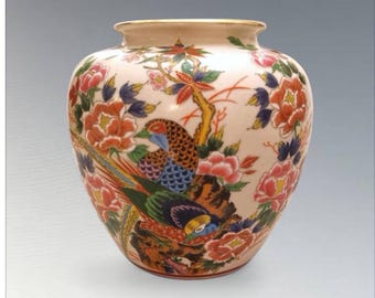 手描き陶器壺 花模様　九谷焼 ヴィンテージの九谷焼壺、花瓶：盛上げ手描き孔雀と梅の花模様 - Etsy 日本