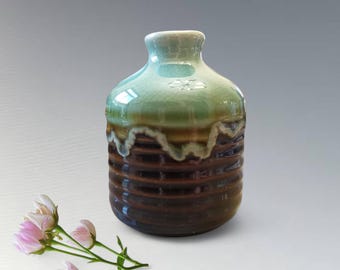 ヴィンテージ Taito 日本製 青磁と錆釉のつぼみ花瓶、高さ 8 インチ