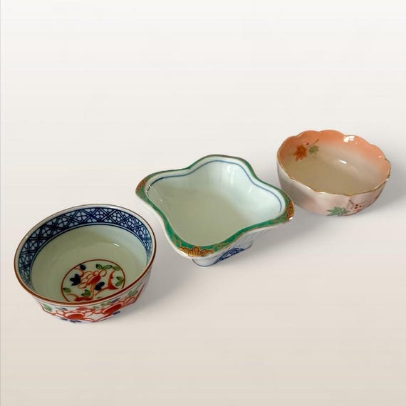 Japanese Ceramic Pottery , Arita-ware, Small Bowls, Gold Painting