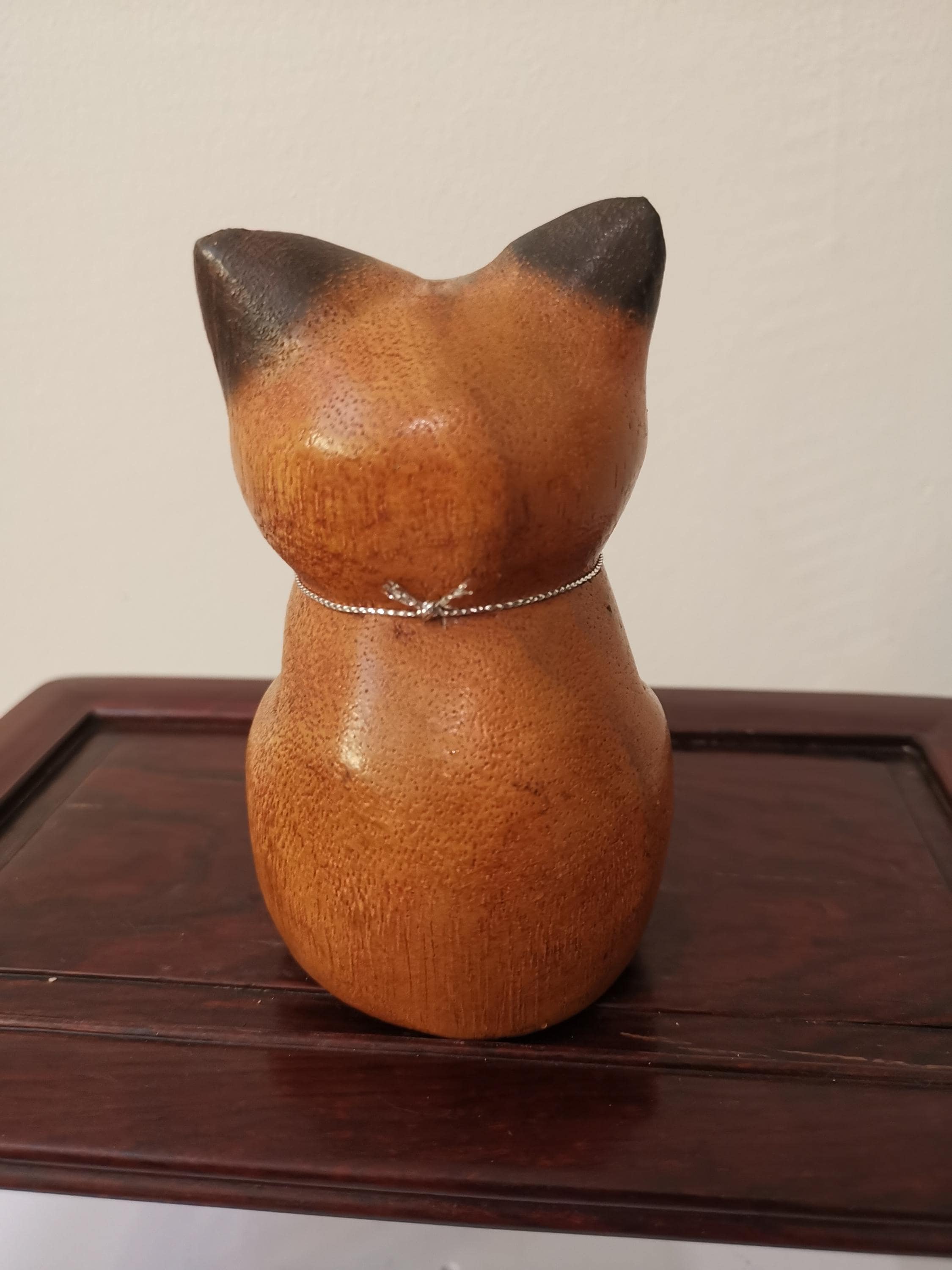 手彫りの木彫りの猫の像：タイの民芸品、青い目の猫の彫刻 - Etsy 日本