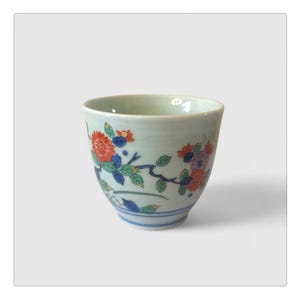 Yunomi, xícara de chá estilo kakiemon, xícara de chá japonesa Kutani, xícara pequena com design floral oriental, xícara de chá oriental, utensílios para bebidas colecionáveis