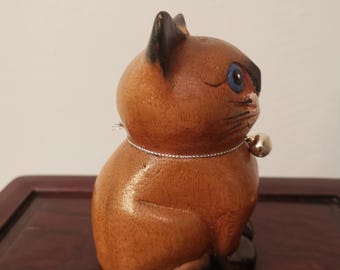 手彫りの木彫りの猫の像：タイの民芸品、青い目の猫の彫刻 - Etsy 日本
