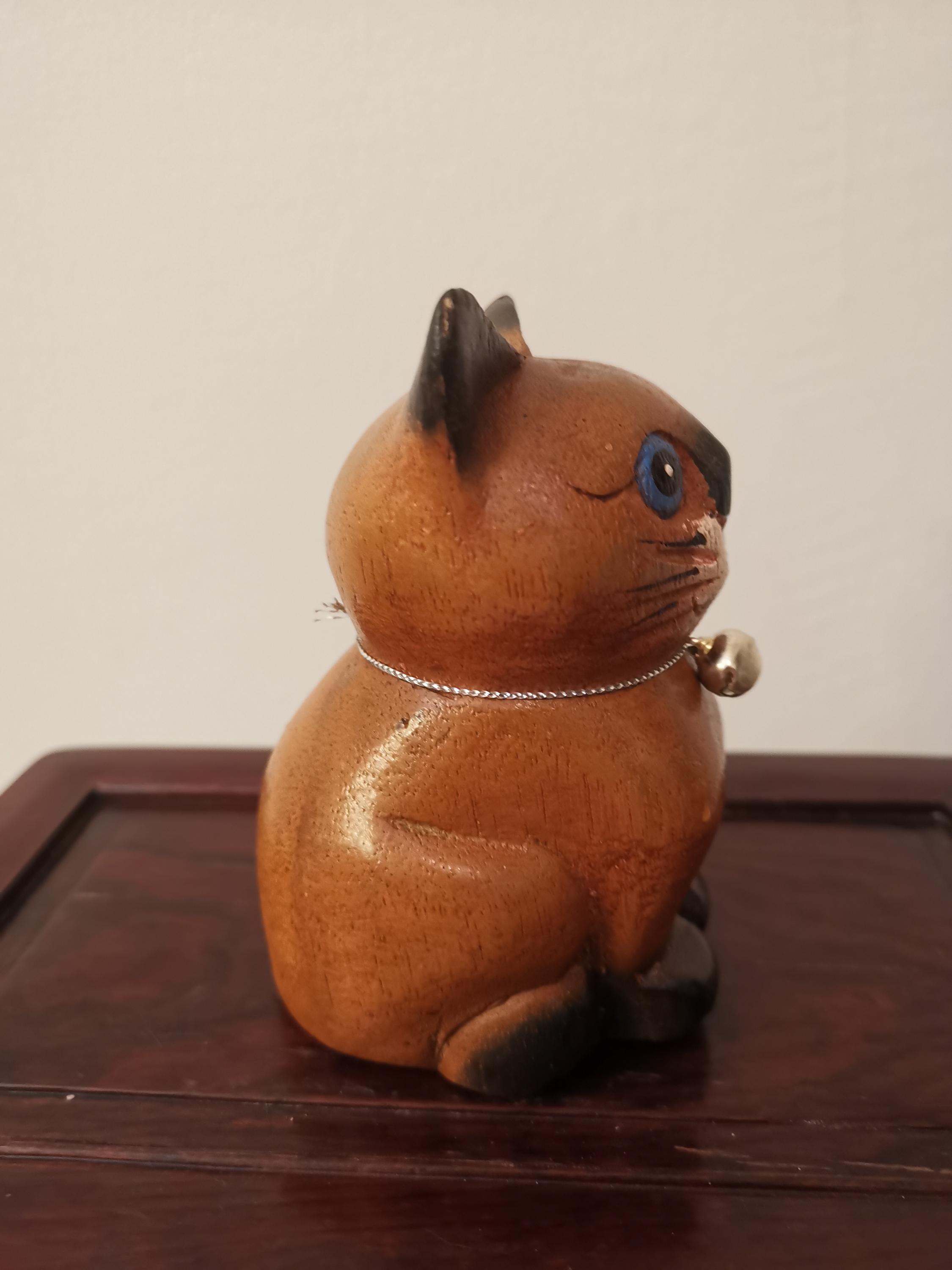 手彫りの木彫りの猫の像：タイの民芸品、青い目の猫の彫刻 - Etsy 日本