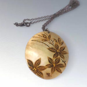 Vintage Japanese inlay flowers  shell pendent, Costume Jewelry