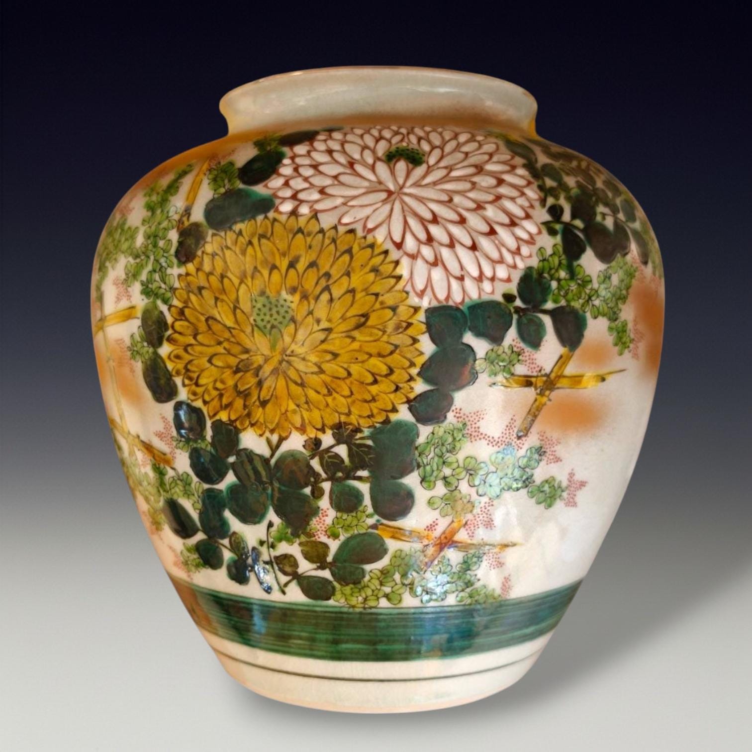 アンティークの日本の九谷焼花瓶：手描きの菊、存在感のある逸品