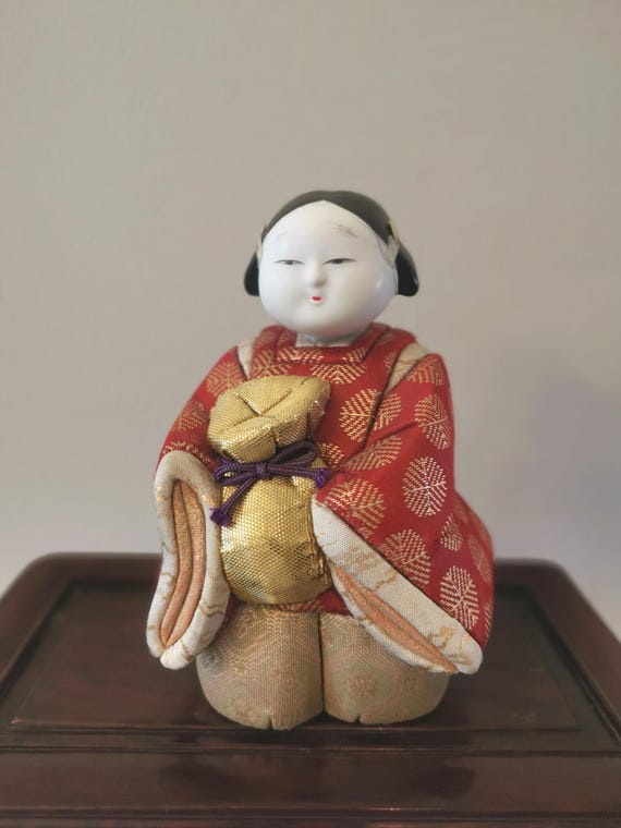ヴィンテージ木目込み人形：赤い着物を着たミッドセンチュリーの日本の 