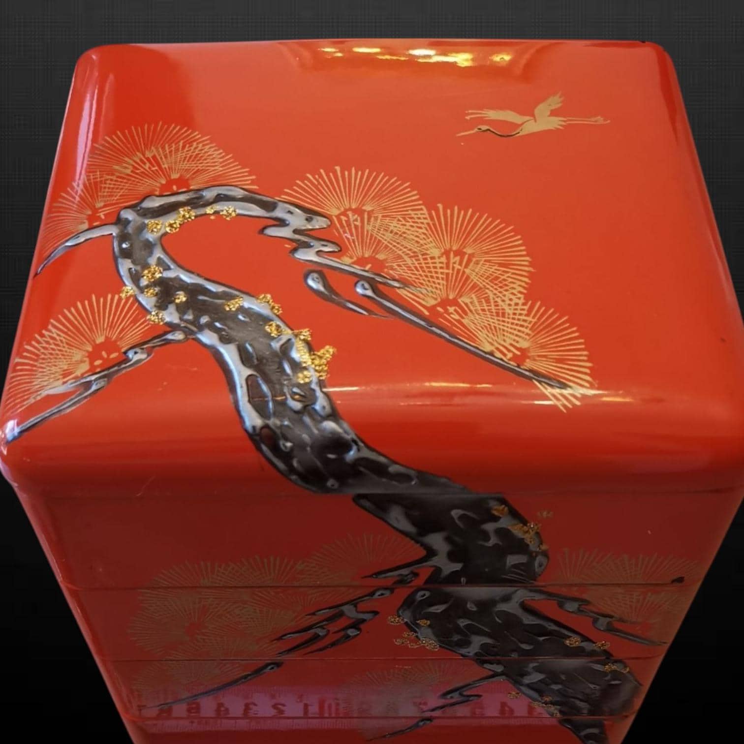 ヴィンテージの赤い漆塗りの重箱：日本の弁当箱、金蒔絵の松と鶴 