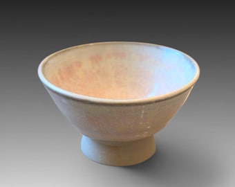 Ręcznie robiony ceramiczny kubek do sake, szkliwiony różową sakurą Ochoko