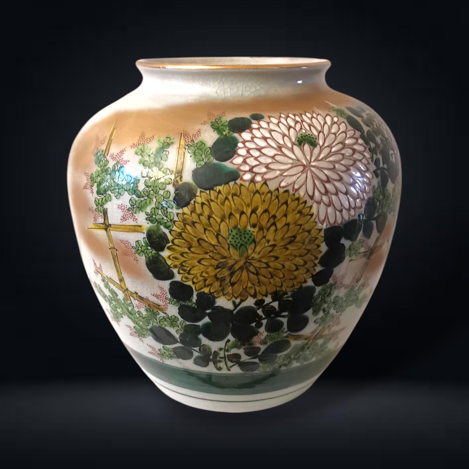 アンティークの日本の九谷焼花瓶：手描きの菊、存在感のある逸品