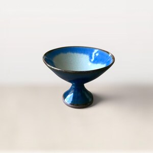 Cuenco de cerámica artesanal con pie, taza de postre con pedestal azul y blanco, pequeña copa japonesa, taza de sake de cerámica única, decoración para la ceremonia del té.