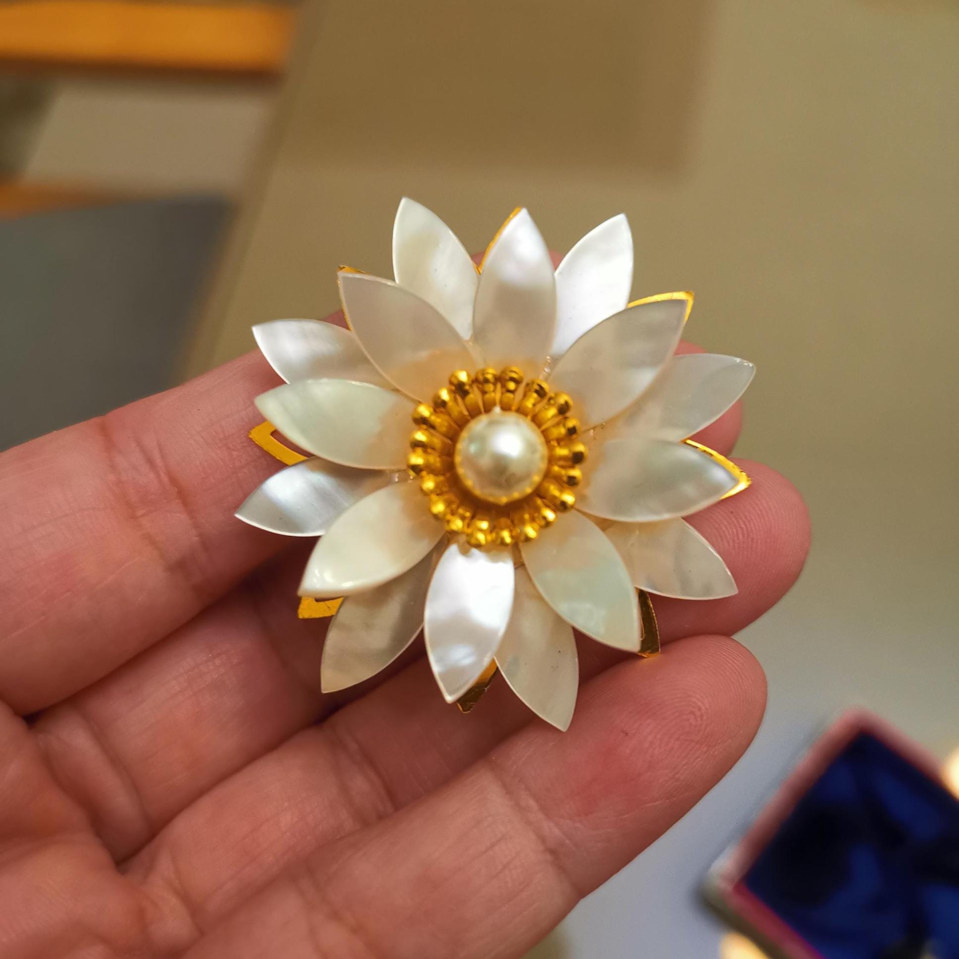   ブローチ　フラワー　100B Vintage Japanese Mother of Pearl Flower Brooch, Lotus Design - Etsy