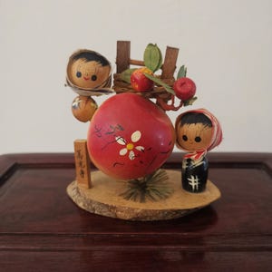 Vintage Kokeshi-pop, traditionele Japanse houten pop, Japanse hout Kokeshi-poppen Appels Vintage volkskunstdecoratie