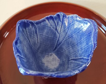 手作りの青い粘土のボウル、日本の陶器、葉のデザイン - Etsy 日本