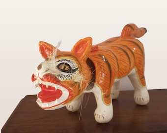 手彫りの木彫りの猫の像：タイの民芸品、青い目の猫の彫刻 - Etsy 日本