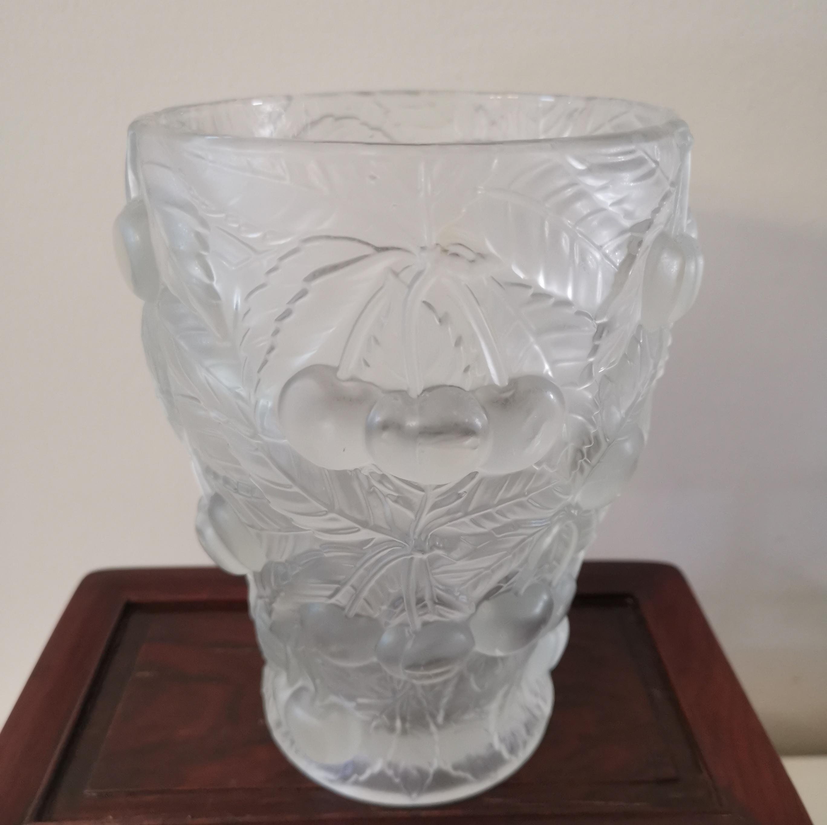 ヴィンテージデザインガラスのフロストチェリー花瓶、コレクター