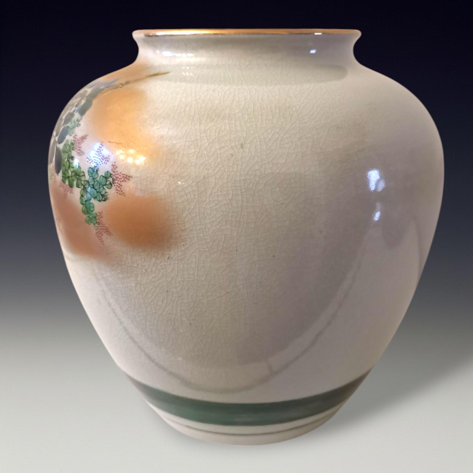 アンティークの日本の九谷焼花瓶：手描きの菊、存在感のある逸品