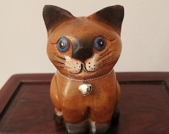 手彫りの木彫りの猫の像：タイの民芸品、青い目の猫の彫刻 - Etsy 日本