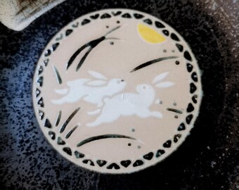手描きの和風皿：うさぎデザインの陶器食器 - Etsy 日本