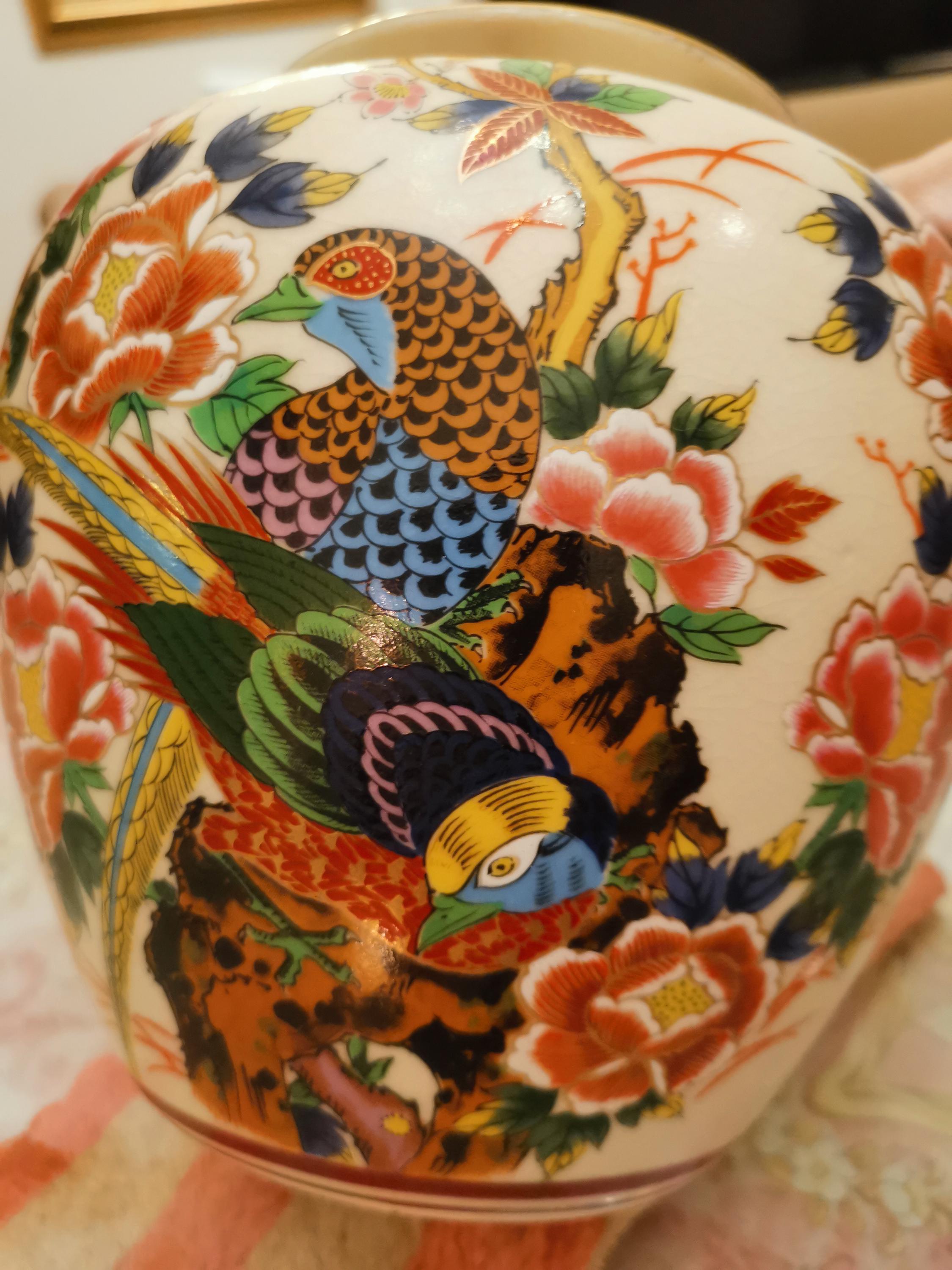 九谷焼　壺　陶磁器　孔雀 ヴィンテージの九谷焼壺、花瓶：盛上げ手描き孔雀と梅の花模様 - Etsy 日本