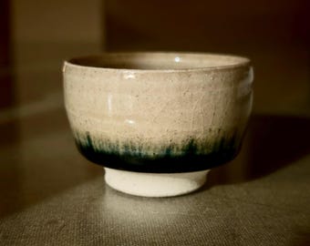 Xícara de saquê vintage japonesa em cerâmica, feita à mão pelo estúdio Ochoko, assinada.