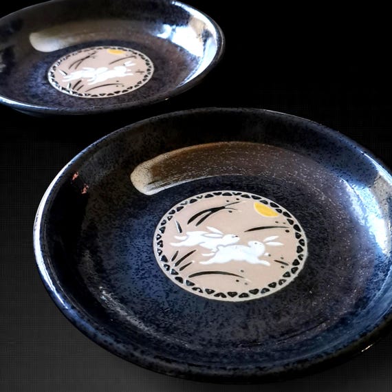 ハンドメイド ウサギの陶器皿 陶芸 手描きの和風皿：うさぎデザインの陶器食器 - Etsy 日本