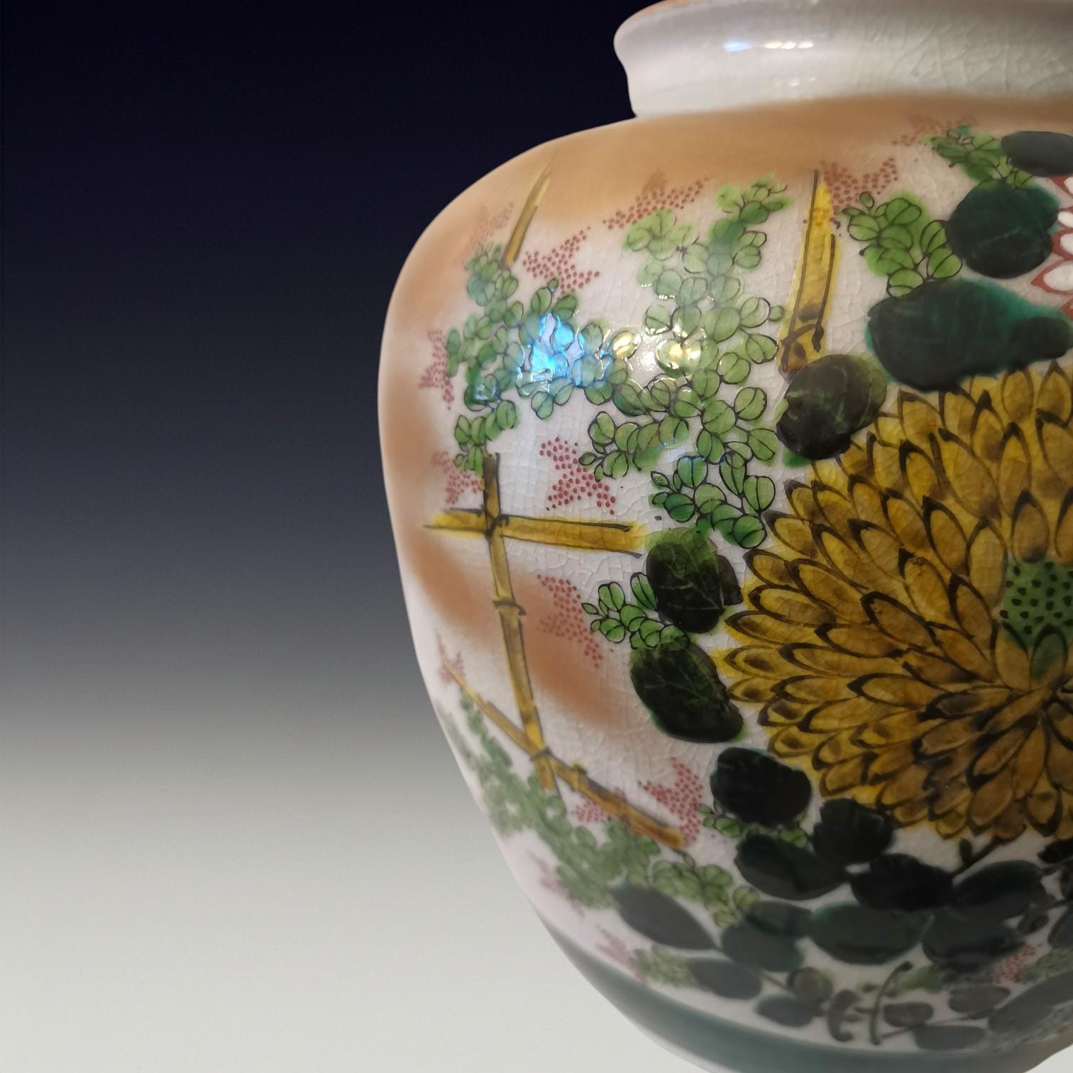 アンティークの日本の九谷焼花瓶：手描きの菊、存在感のある逸品