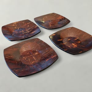 Puede incluir: Cuatro platos cuadrados de madera con acabado marrón oscuro y diseño de hoja en el centro. Los platos tienen un acabado brillante y están dispuestos sobre una superficie gris claro. Los platos son un artículo decorativo.