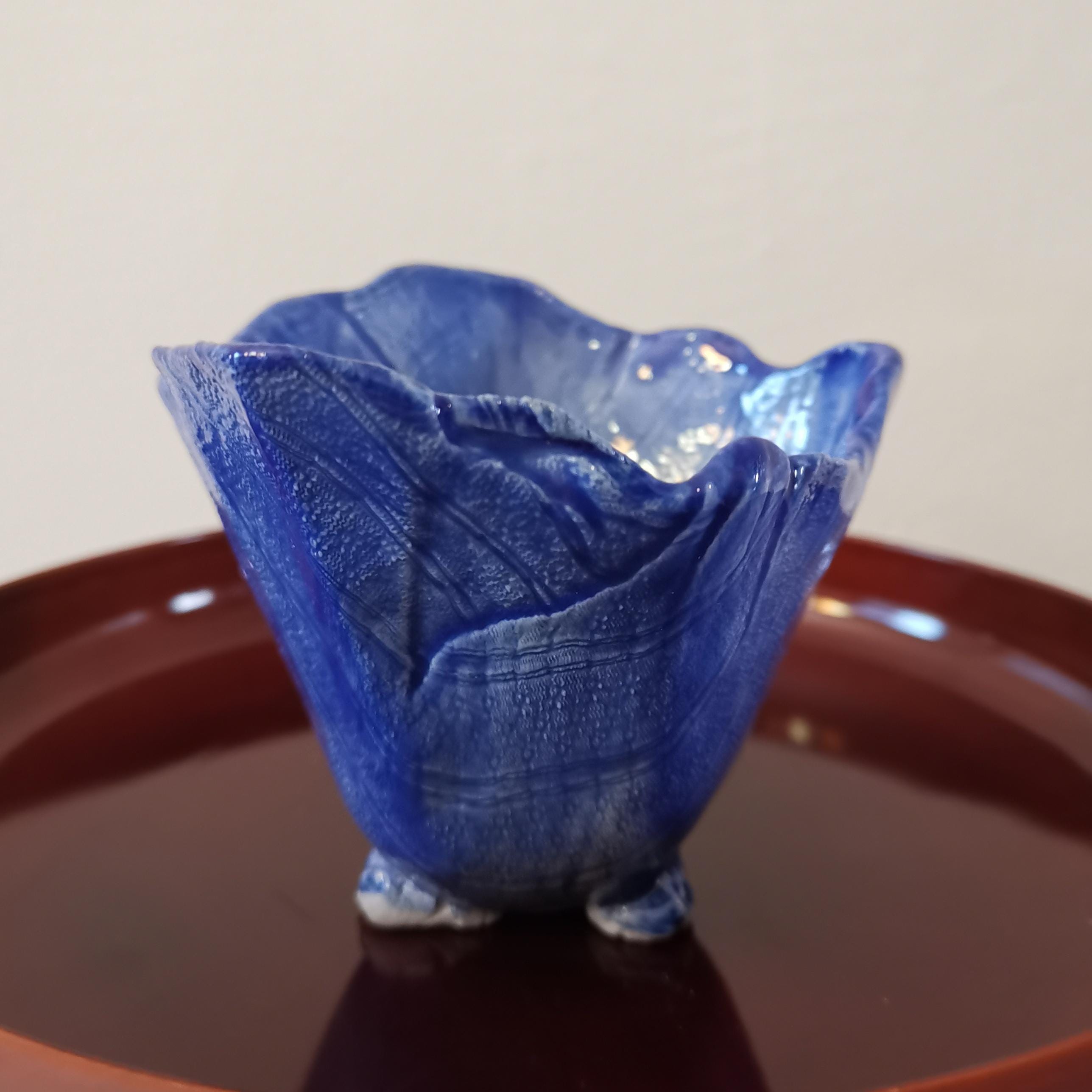 手作りの青い粘土のボウル、日本の陶器、葉のデザイン - Etsy 日本