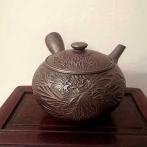 Banko yaki Ware Traditional Craftsmen, 540 ml, kyusu japonais, théière japonaise, argile violette, fleurs noires gravées