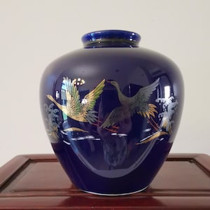 Kutani Ware Sanzan Kiln Matsutsuru Vase Gold Accents Vintage Decor, home decor, blue vase, vintage vasel