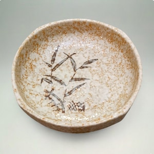 Cuenco de cerámica japonesa Sino-ware, hecho a mano con pintura de tinta de bambú.