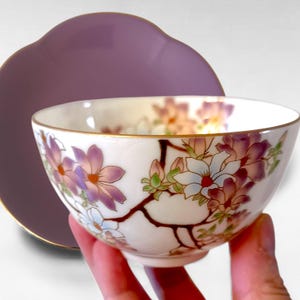 Taza de té de porcelana japonesa hecha con cáscara de huevo, diseño floral morado, juego de taza de té y plato de postre.