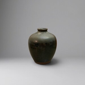 Jarrón pequeño de cerámica japonesa vintage, Tenmoku oscuro