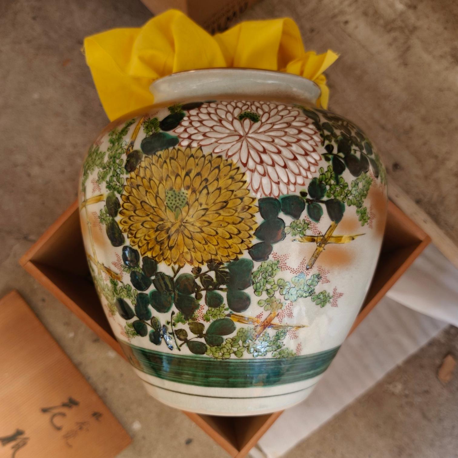 アンティークの日本の九谷焼花瓶：手描きの菊、存在感のある逸品