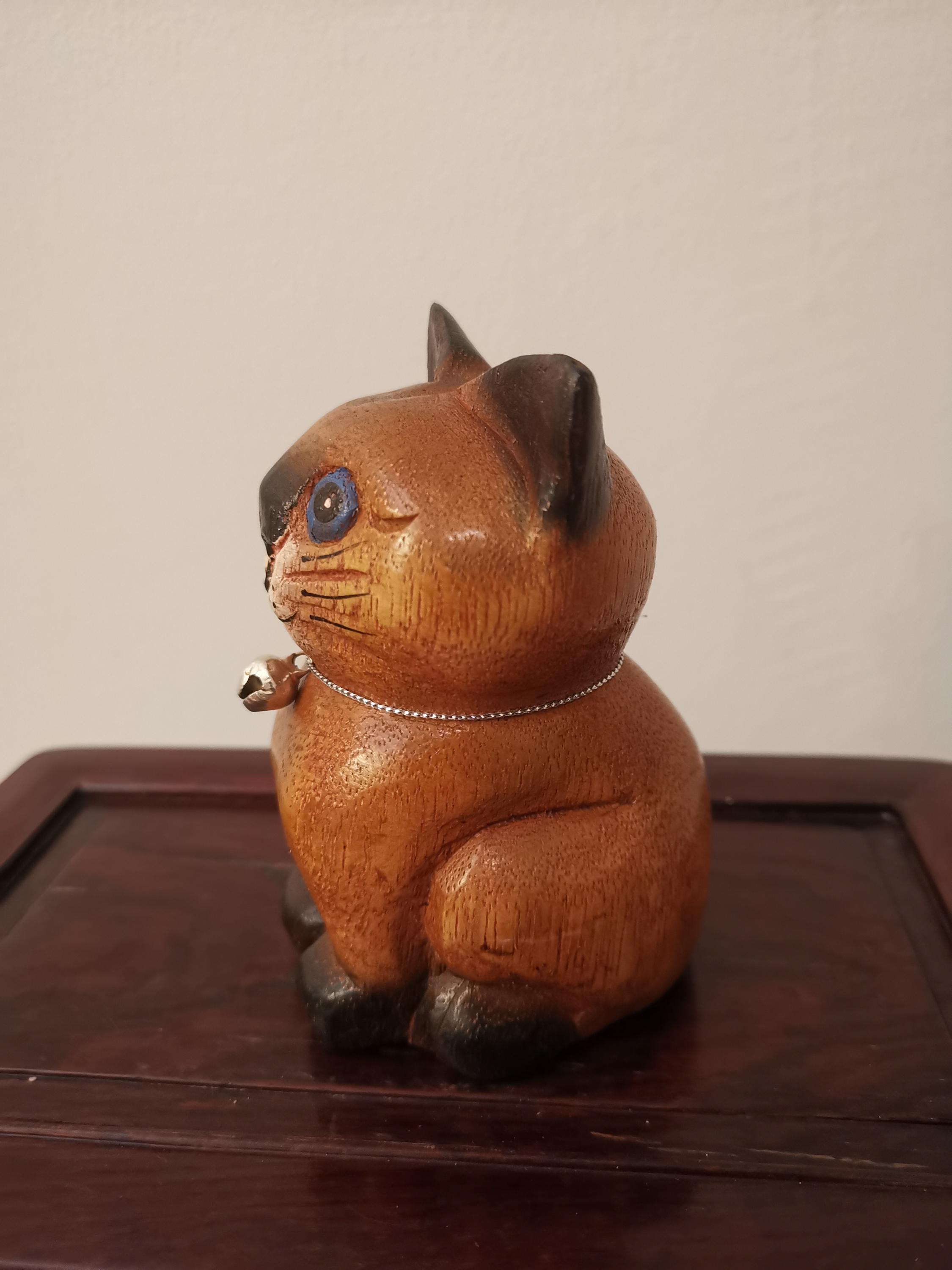 手彫りの木彫りの猫の像：タイの民芸品、青い目の猫の彫刻 - Etsy 日本