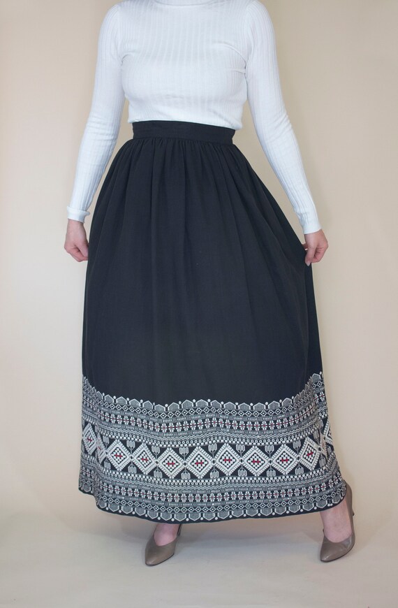 vintage late 50s black linen embroidered gathered… - image 7