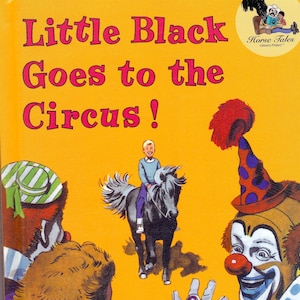 Op de afbeelding: Een vintage boekomslag getiteld "Little Black Goes to the Circus!" toont een jongen op een zwart paard, omringd door circusclowns. De omslag is geel met rode en roze tekst en illustraties in klassieke stijl.