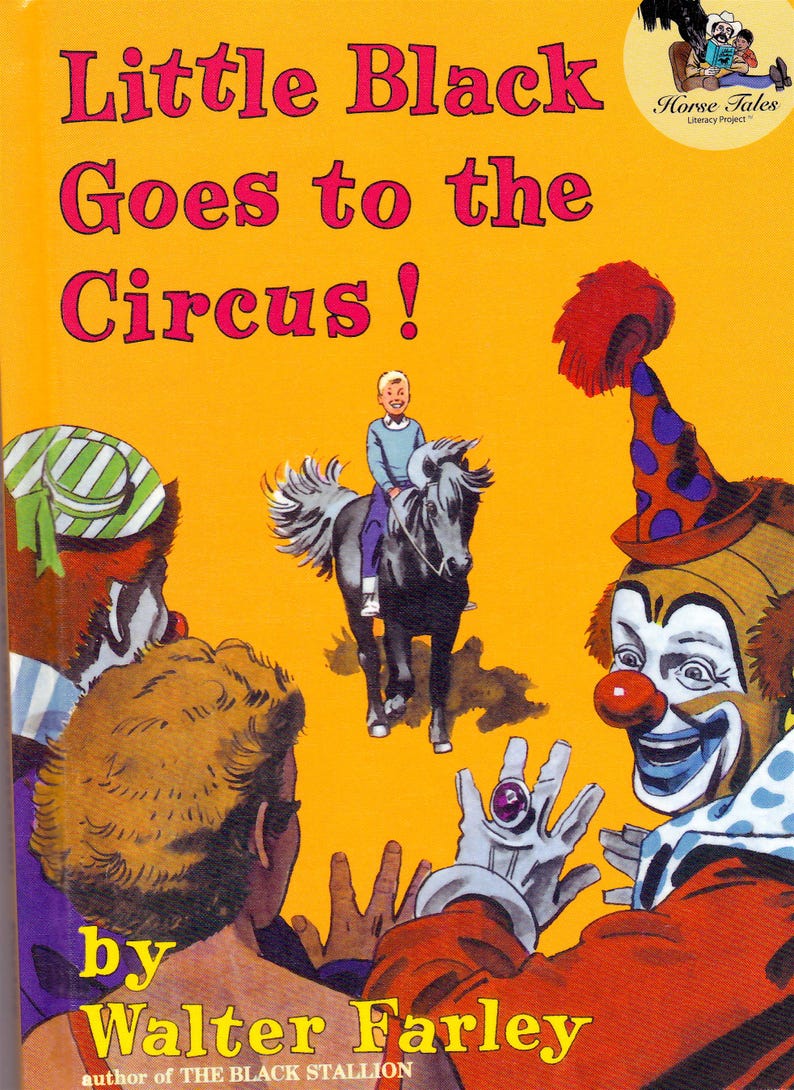 Op de afbeelding: Een vintage boekomslag getiteld "Little Black Goes to the Circus!" toont een jongen op een zwart paard, omringd door circusclowns. De omslag is geel met rode en roze tekst en illustraties in klassieke stijl.