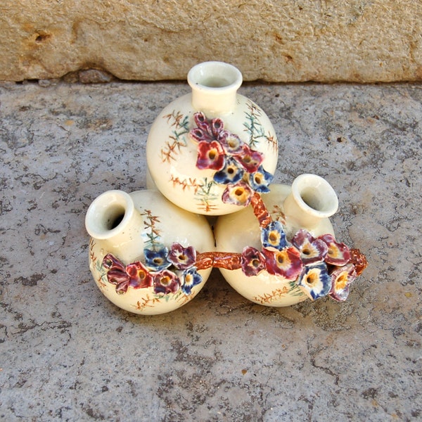 Vase kitsch en céramique avec fleurs